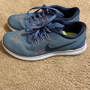 Nike running shoes SIZE 6. New condition
